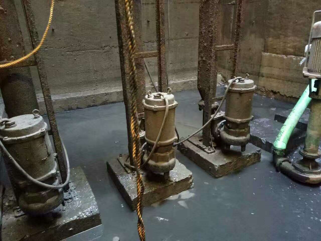 彭市镇污水池清理