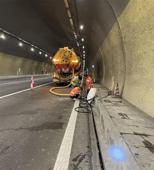 彭市镇隧道排水渠清淤